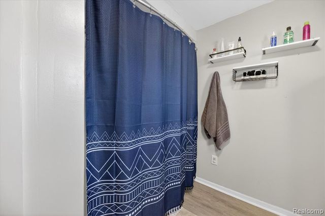 2371 E Parkwood Avenue, Burton, MI 48529