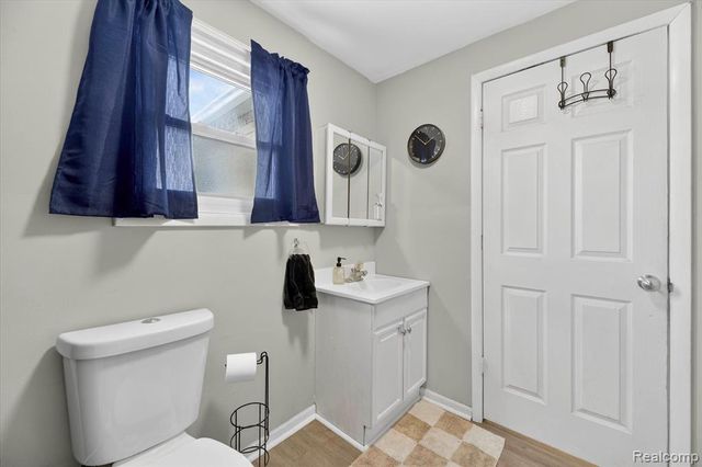 2371 E Parkwood Avenue, Burton, MI 48529