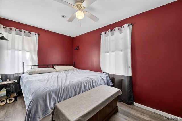 2371 E Parkwood Avenue, Burton, MI 48529