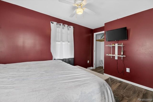 2371 E Parkwood Avenue, Burton, MI 48529