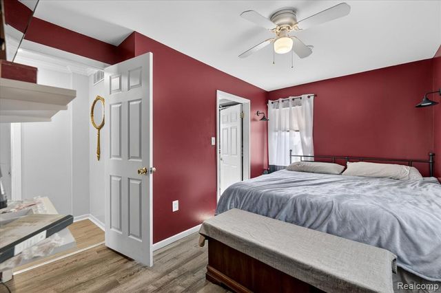 2371 E Parkwood Avenue, Burton, MI 48529