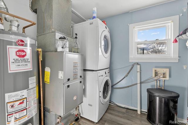 2371 E Parkwood Avenue, Burton, MI 48529