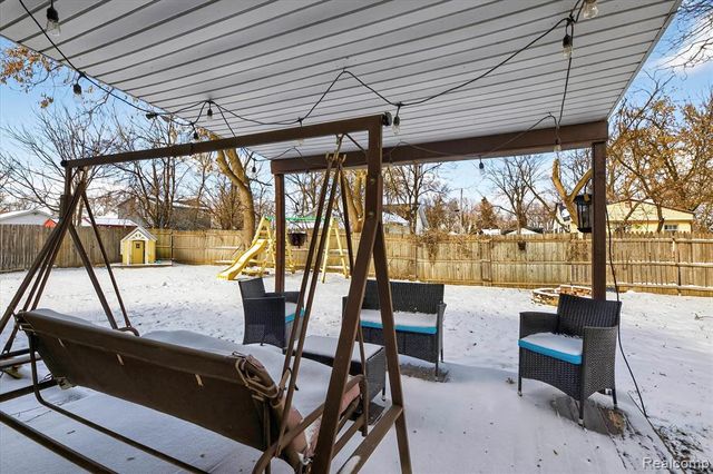 2371 E Parkwood Avenue, Burton, MI 48529