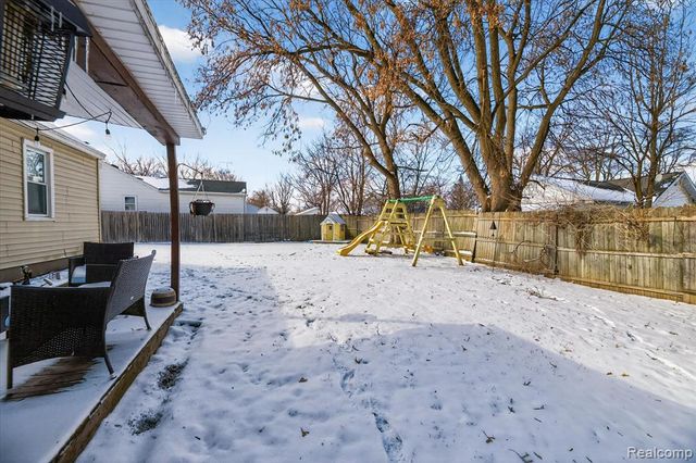 2371 E Parkwood Avenue, Burton, MI 48529