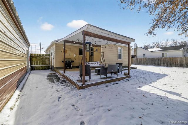 2371 E Parkwood Avenue, Burton, MI 48529