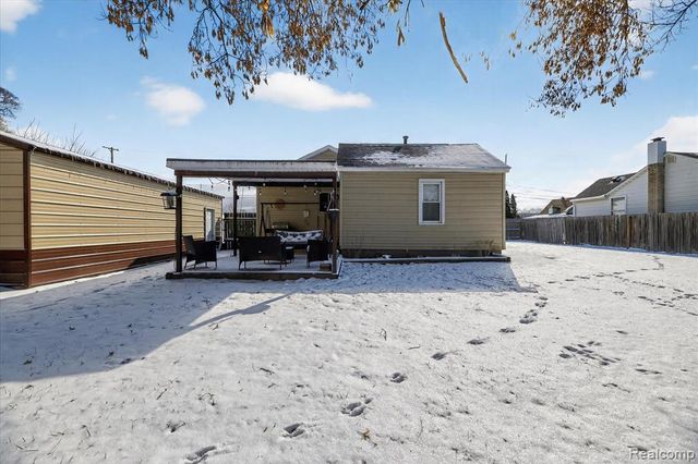 2371 E Parkwood Avenue, Burton, MI 48529