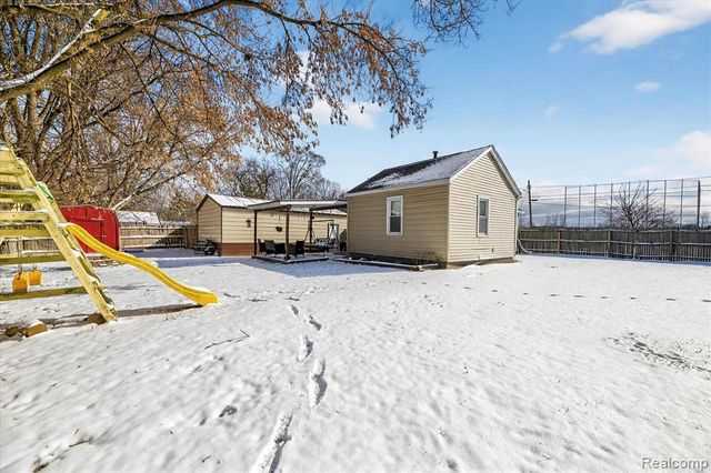 2371 E Parkwood Avenue, Burton, MI 48529