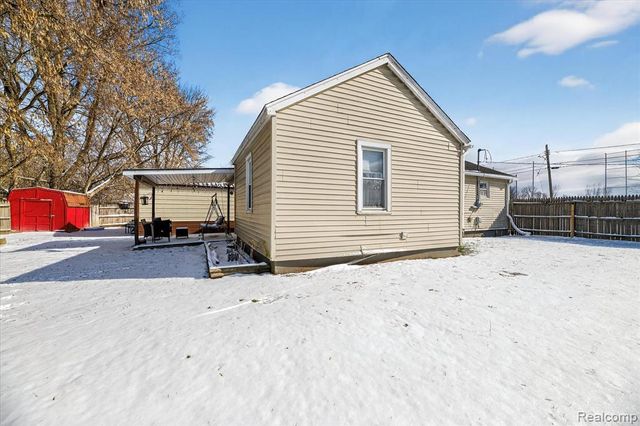 2371 E Parkwood Avenue, Burton, MI 48529