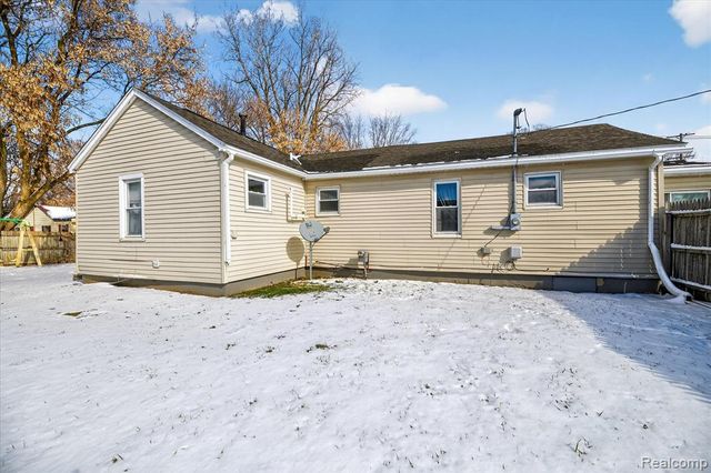 2371 E Parkwood Avenue, Burton, MI 48529