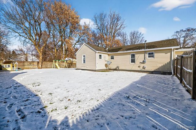 2371 E Parkwood Avenue, Burton, MI 48529