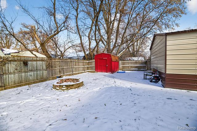 2371 E Parkwood Avenue, Burton, MI 48529