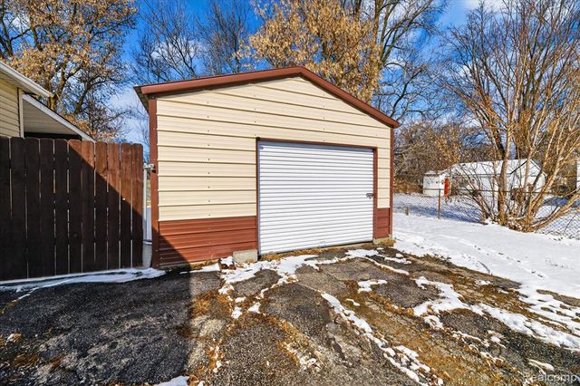 2371 E Parkwood Avenue, Burton, MI 48529