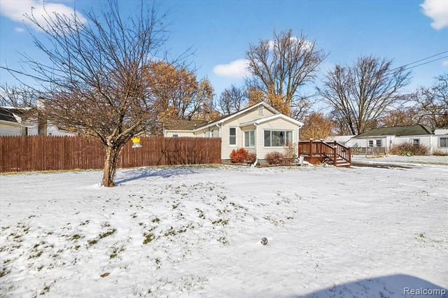 2371 E Parkwood Avenue, Burton, MI 48529