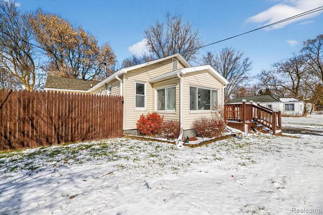 2371 E Parkwood Avenue, Burton, MI 48529