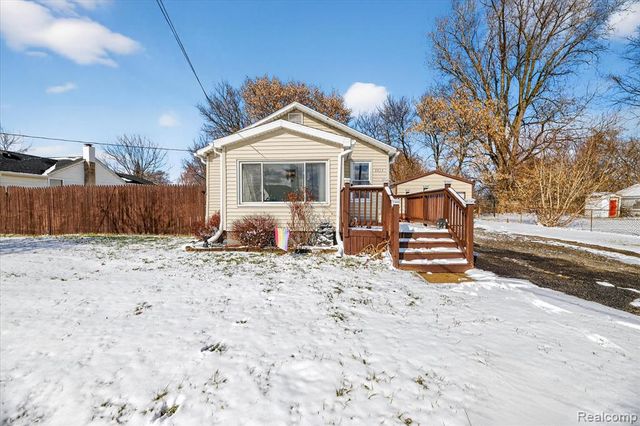 2371 E Parkwood Avenue, Burton, MI 48529