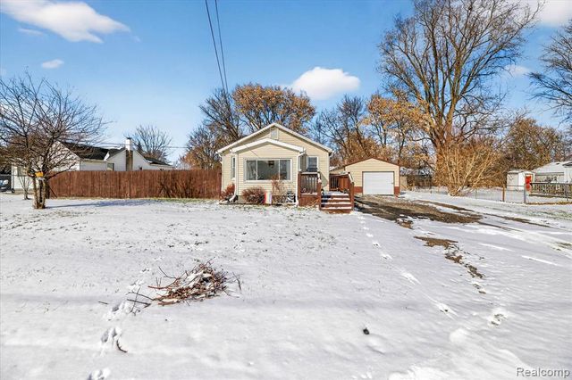 2371 E Parkwood Avenue, Burton, MI 48529