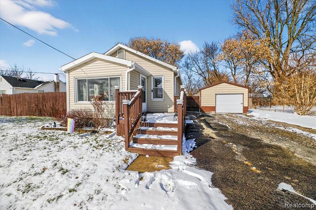 2371 E Parkwood Avenue, Burton, MI 48529