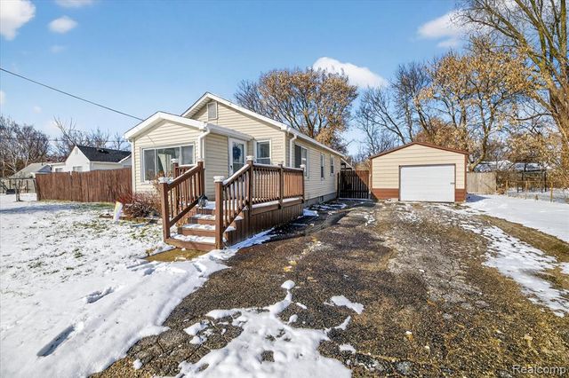 2371 E Parkwood Avenue, Burton, MI 48529