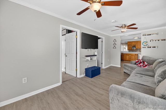 2371 E Parkwood Avenue, Burton, MI 48529