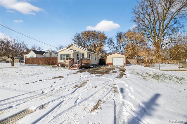 2371 E Parkwood Avenue, Burton, MI 48529