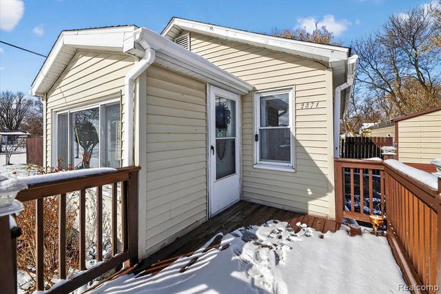 2371 E Parkwood Avenue, Burton, MI 48529