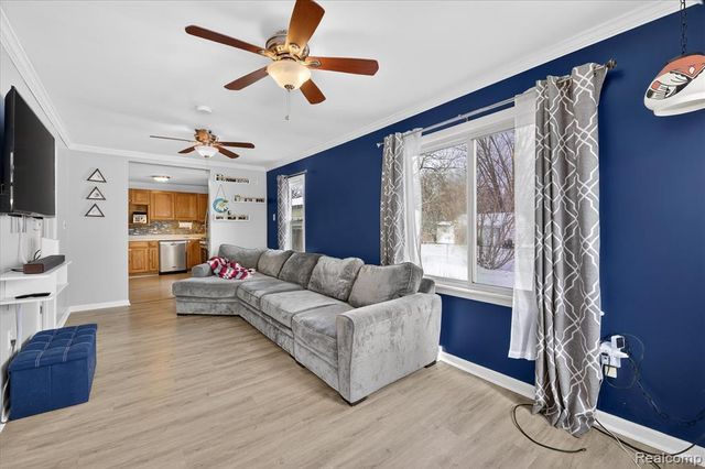 2371 E Parkwood Avenue, Burton, MI 48529