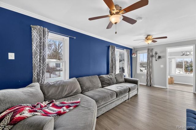 2371 E Parkwood Avenue, Burton, MI 48529