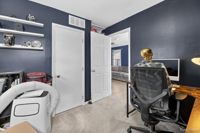 2371 E Parkwood Avenue, Burton, MI 48529