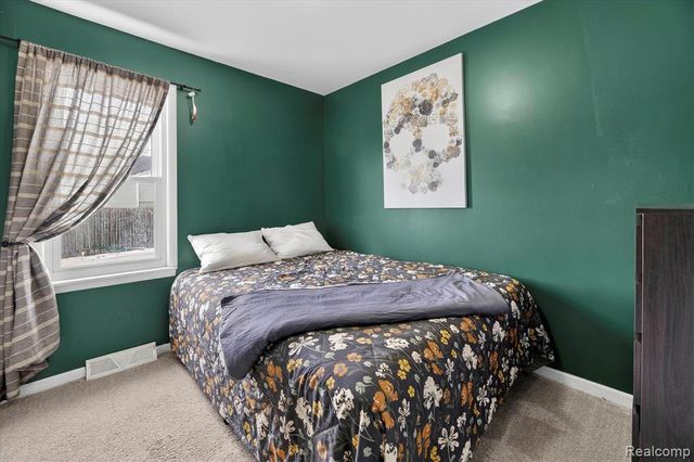 2371 E Parkwood Avenue, Burton, MI 48529