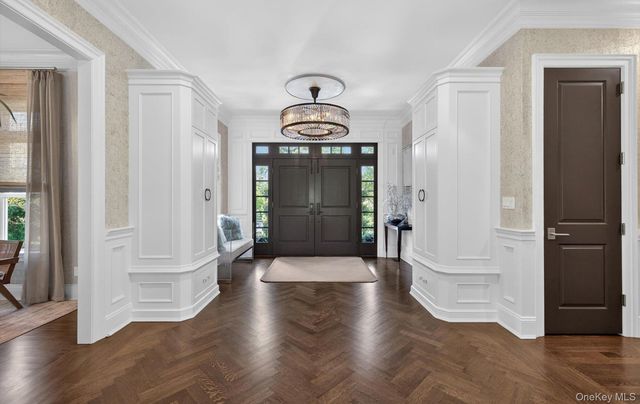 32 Elm Street, Woodbury, NY 11797