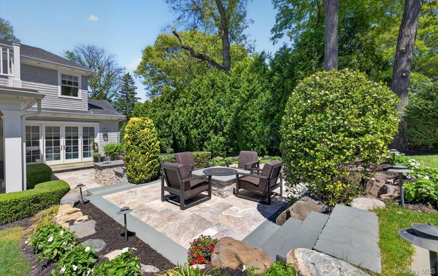 32 Elm Street, Woodbury, NY 11797
