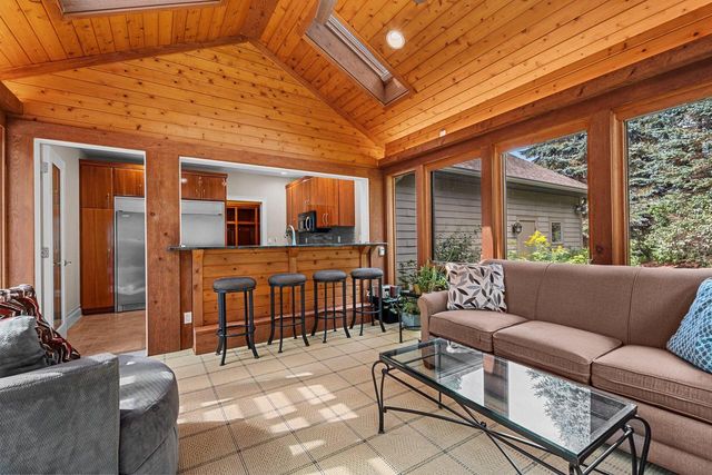 2101 Hunters Ridge COURT, Manitowoc, WI 54220