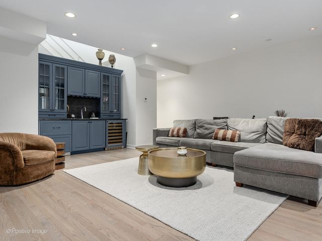 24 N May Street 333, Chicago, IL 60607