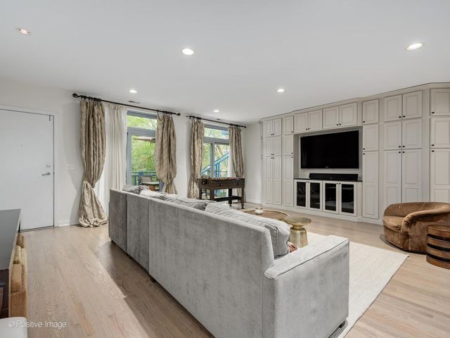 24 N May Street 333, Chicago, IL 60607