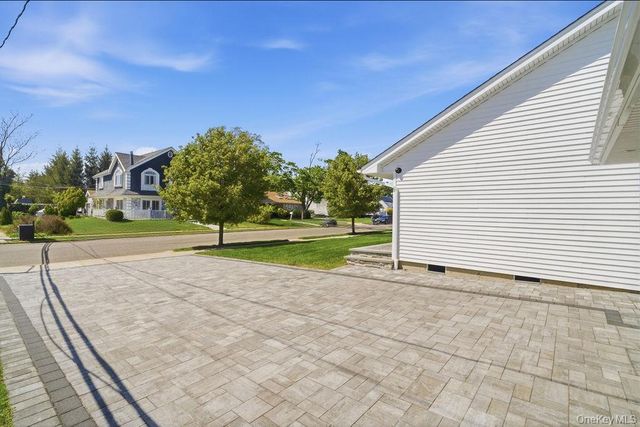 27 Seitz Drive, Bethpage, NY 11714