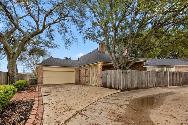 4747 Lake Village Drive, Fulshear, TX 77441