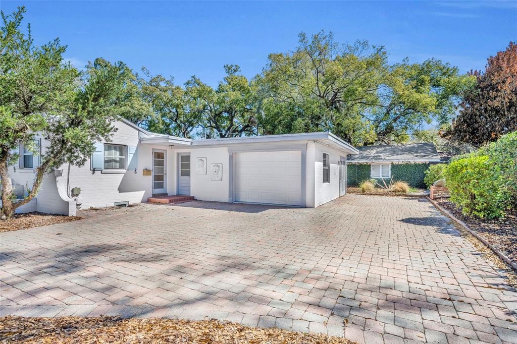 Image 4 of property listing at 2035 LAKE SUE DRIVE, Orlando, FL 32803