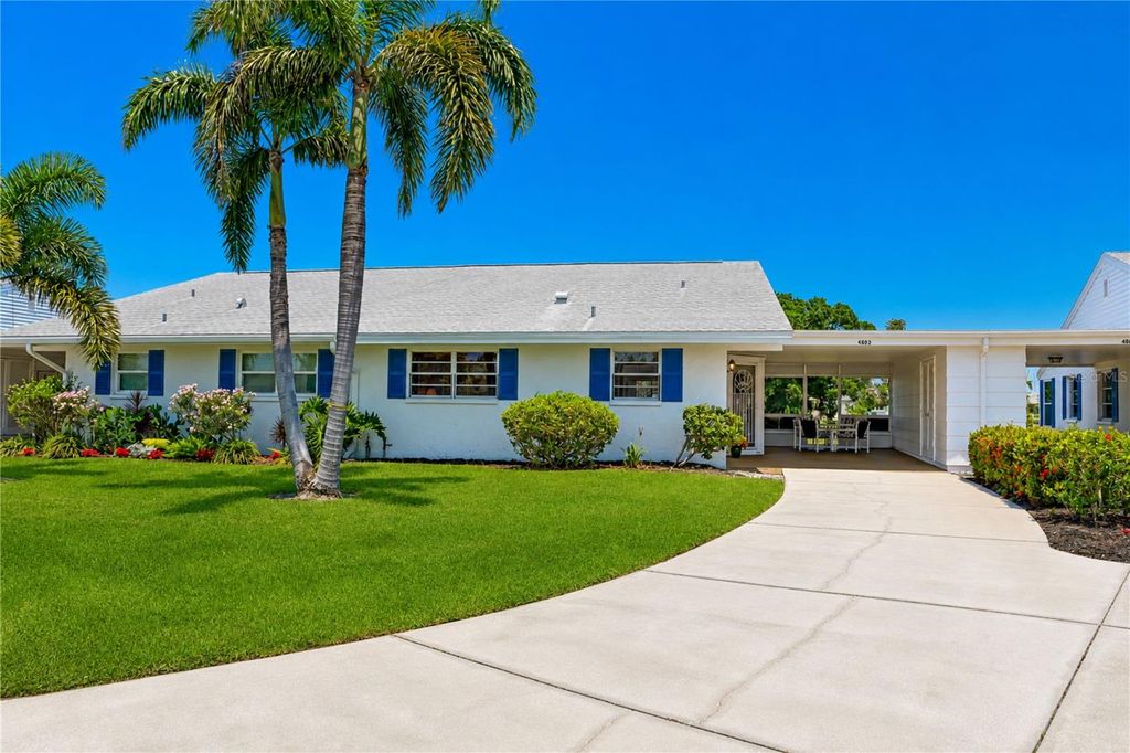 Image 3 of property listing at 4603 LEXINGTON CIRCLE, Bradenton, FL 34210
