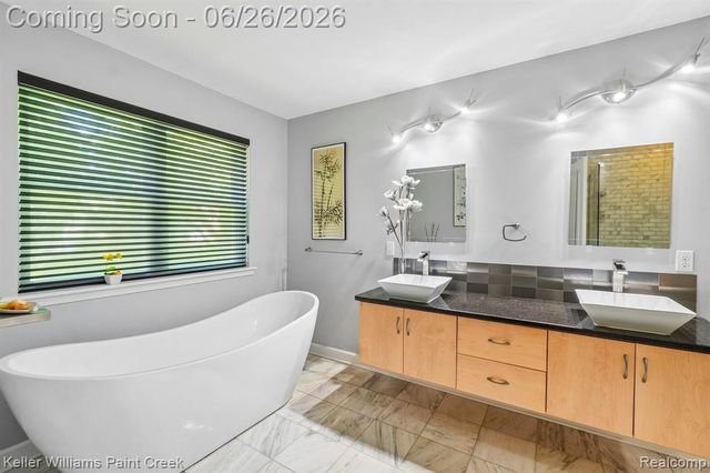 225 E Caledonia Street, Howell, MI 48843