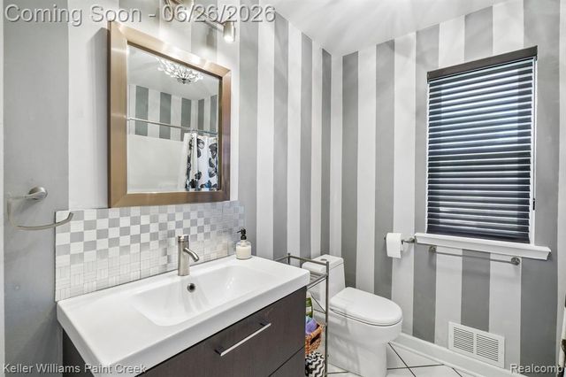 225 E Caledonia Street, Howell, MI 48843