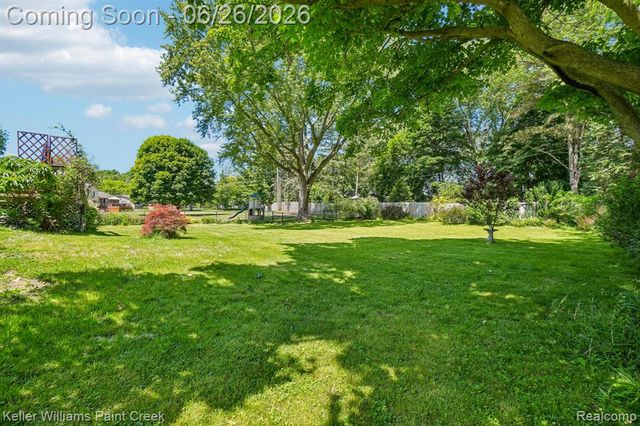 225 E Caledonia Street, Howell, MI 48843