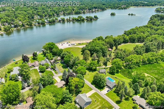 225 E Caledonia Street, Howell, MI 48843