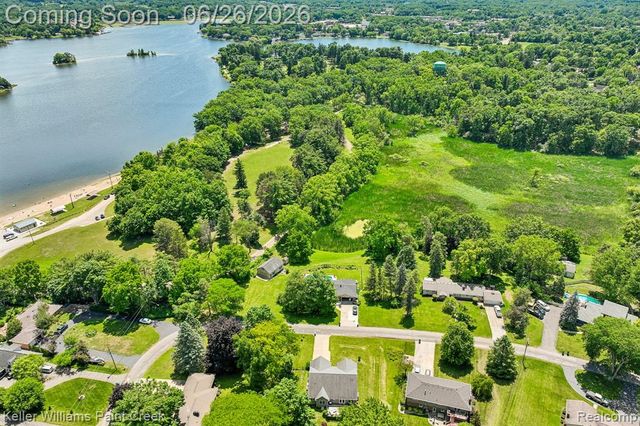 225 E Caledonia Street, Howell, MI 48843