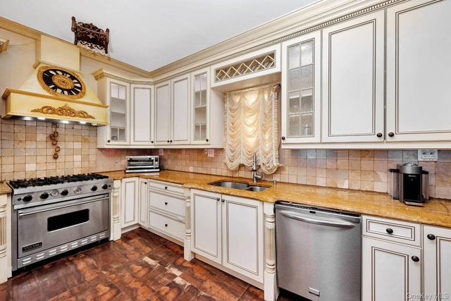 186-31 radnor Road, Jamaica Estates, NY 11432