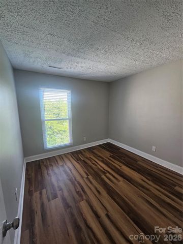 1050 21st Avenue NW 64, Hickory, NC 28601