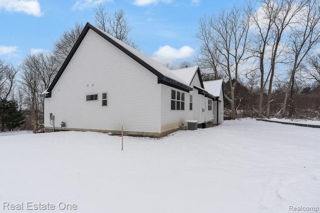 225 E Predmore Road, Oakland, MI 48363
