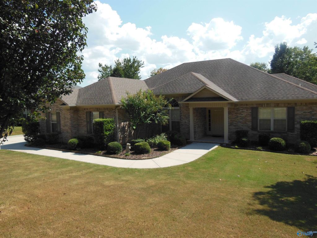 2604 Little Cove Road SE, Hampton Cove, AL 35763