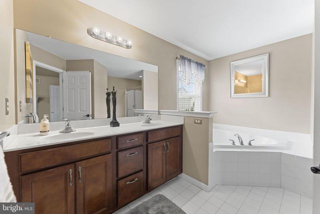 114 LAWRENCE DR, Gilbertsville, PA 19525