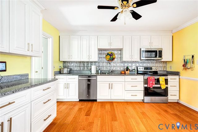 3802 N Middlebrook Ct, Chester, VA 23831