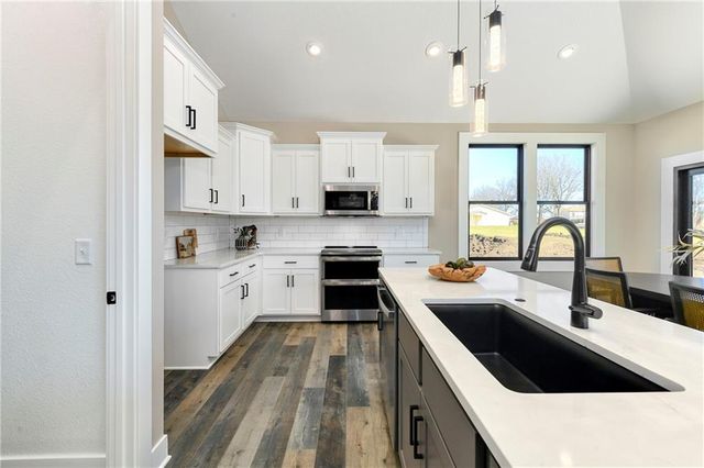 20322 166th Street, Basehor, KS 66007